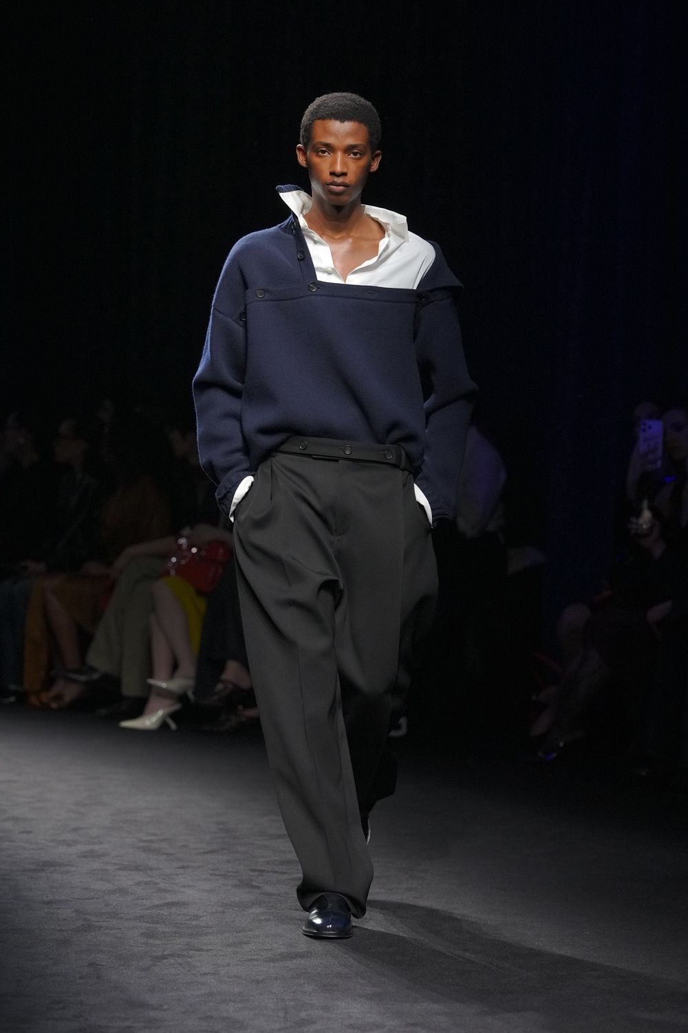 Ferragamo以深海蓝与焦糖棕构建冷静秩序，结构大衣、皮革套装与学院式男装混搭登场，在经典意式工艺之上强化当代权力感-顽石频道趋势研究